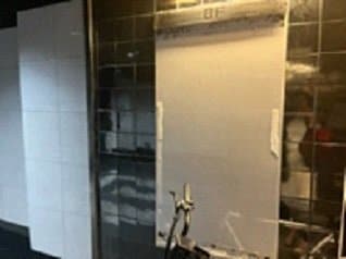 ビルのエントランスにあった「LOVE」の看板は外されていた（撮影／集英社オンライン）