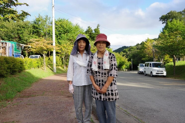 キャンプフィールド近くで農作業をしていた千田礼子さん（左）と佐々木恵子さん（右）
