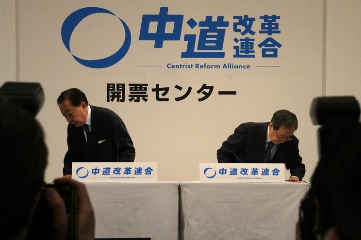 2月９日未明、記者会見を終え席を立つ野田佳彦共同代表（左）と斉藤鉄夫共同代表　撮影／集英社オンライン
