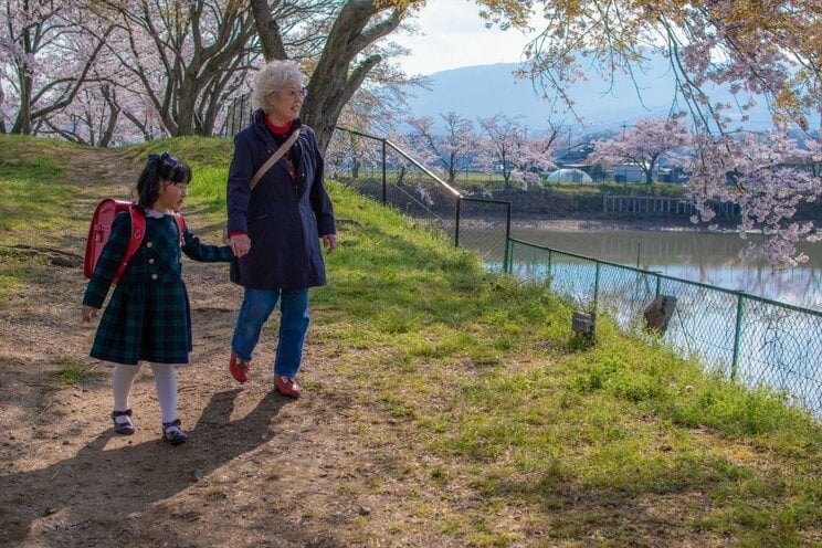 校内で孫を見守る老婆も（画像はイメージです）