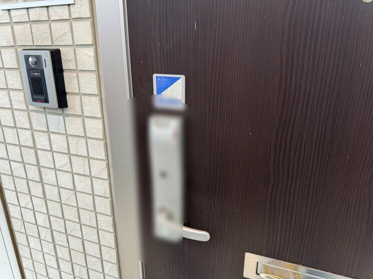 被害女性の自宅のドアには血のようなものがついていた（住民提供）