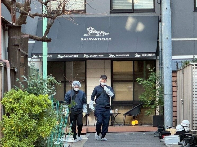 現場を捜査する捜査員（撮影／集英社オンライン）