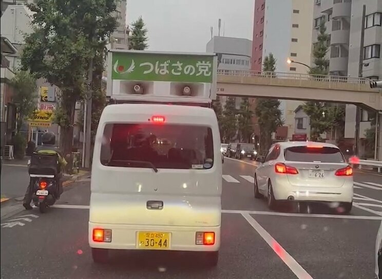 「ヘイヘイヘイ」というリズムに合わせて小池都知事の学歴詐称疑惑を追求する「つばさの党」の街宣車(撮影/集英社オンライン)