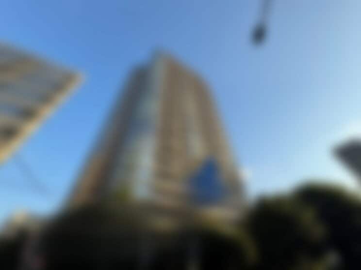 自宅のタワーマンション（撮影/集英社オンライン）