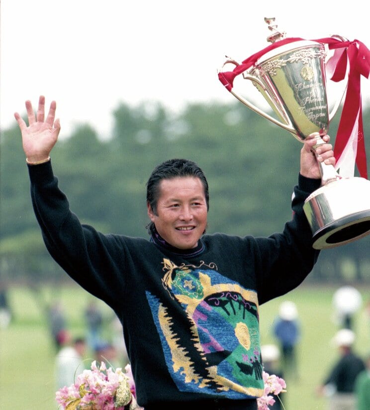 優勝カップを手に喜ぶジャンボ尾崎さん、プロ通算100勝目。ド派手なウェアはトレードマーク（1996年11月17日、フェニックスＣＣ／共同通信）