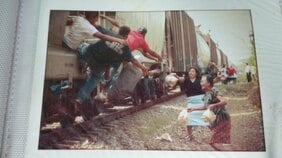 アメリカンドリームを夢見る中米移民たちを乗せて走る「野獣列車」。屋根に人が乗り、線路脇からは食料が投げ込まれる衝撃的な光景