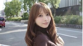 三上悠亜、ブラウンのミニスカで秋コーデ披露　名古屋の街がまるでパリ？「名古屋テレビ塔がエッフェル塔に！」