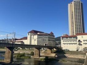 〈タカラジェンヌ(25)転落死〉元スタッフが見ていた“あの先輩”の孤立、奇妙な伝統、イジメ…「つらくて辞めたいと伝えると『パワハラのことは誰にも言わんとってな』と。口外しないと念書を書かされる人もいました」