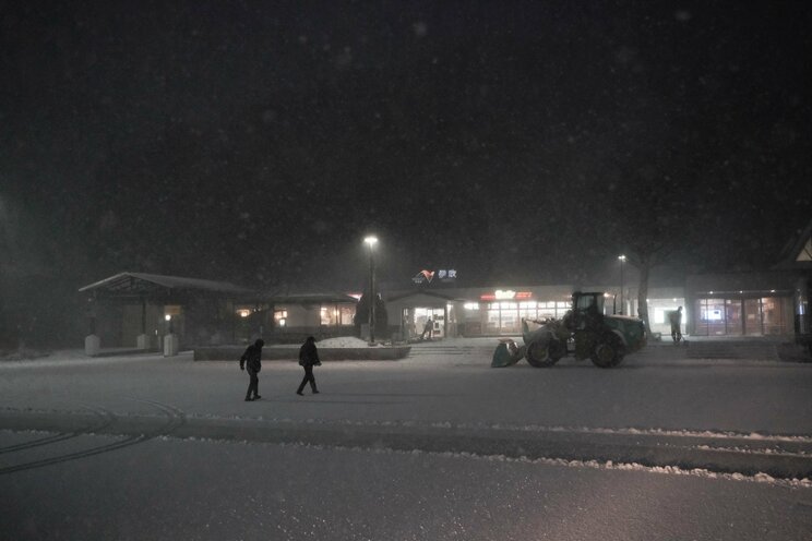 〈大寒波襲来・写真多数〉電車はストップ・渋滞40キロ・タクシー大行列・立ち往生、それでも開いていた牛丼屋に安堵…豪雪の京都ルポ「完全に大雪をなめていました」_15