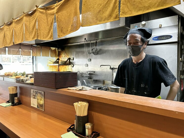 熟練の職人たちが麺を茹で、天ぷらを揚げていく