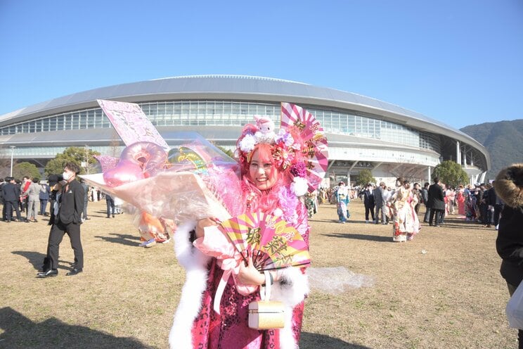 〈画像多数〉「カッコよく撮ってくださいよー！」 今年もド派手な衣装で盛り上がりを見せた北九州・二十歳の記念式典密着ルポ_46