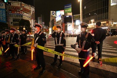 〈渋谷・交差点事故〉「改造車の時点でまともじゃないよ」渋谷に「ウェーイ」と集まる“バカ者”たち…ハロウィンを前に商店街店主は怒り心頭_7