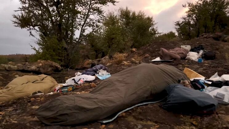 寝袋で野宿するツアー参加者（写真／本人YouTubeチャンネルより）