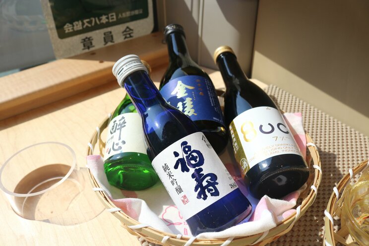 車内で提供される数種類の地酒