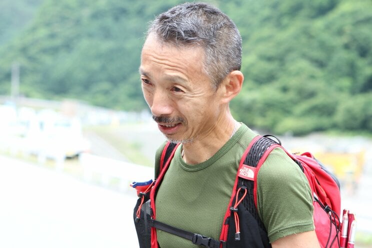 新婚旅行を10年延期し、妻を待たせ続けた62歳最後の挑戦。全長415kmの「日本一過酷な山岳レース」に出場するために交わした妻との誓約書の５つの約束とは…。_1