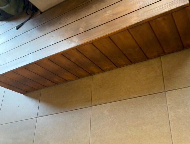 フロアには横並びで座れるベンチも（撮影／集英社オンライン）