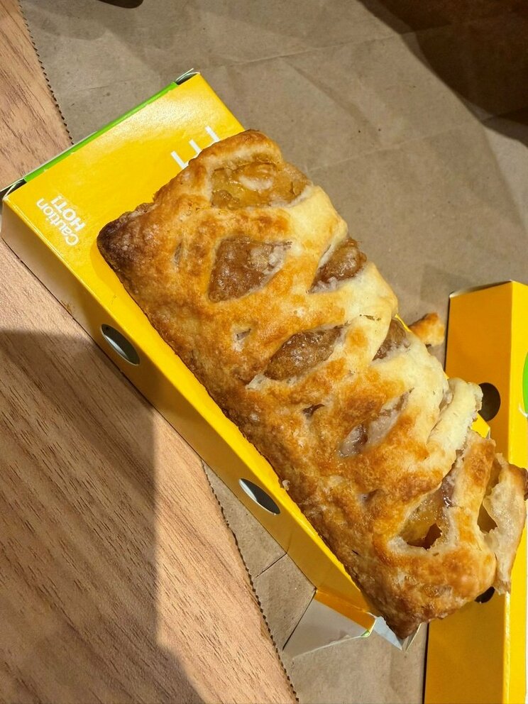 日本のマクドナルドのアップルパイとは見た目も全然違う