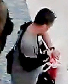 空港での益田容疑者（栃木県警提供）