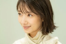 波瑠と純愛。「ネットで“愛って何?”とか調べてみたんですよ(笑)。ただ目の前の人を愛するって何なのか?と探し続けました」〈映画『アナログ』〉