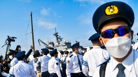 〈陸上自衛隊石垣駐屯地にミサイル搬入〉「地球上から消え失せろ!」抗議する住民を機動隊が排除し、ミサイルが搬入された一部始終