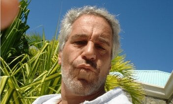 〈英国王弟も捜査〉「性搾取のための少女をあてがった富豪に機密を漏えい」人身売買、小児性愛、拷問…セレブの中心にいたエプスタインは何をしていたのか