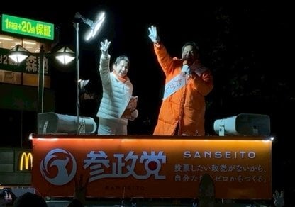 埼玉県深谷駅前で街頭演説に立った豊田氏（撮影／集英社オンライン）