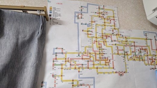 自室の壁には北海道の路線図
