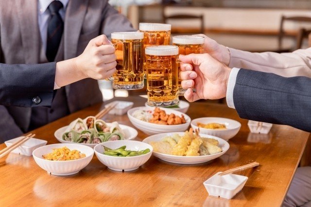 「酒の注文で疲れた」「お酌を求めるなら残業代つけて!」“初めての職場忘年会”若者のホンネ「アルハラに気を遣われて距離が縮まらなかった」「でもキャバクラつれてってくれた」_4