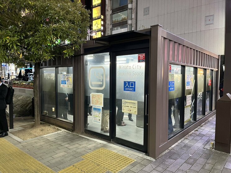 東京・新橋駅前の喫煙所