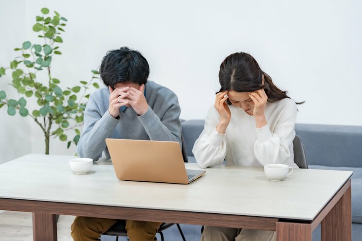 切り詰めた生活に陥る夫婦（写真／shutterstock）