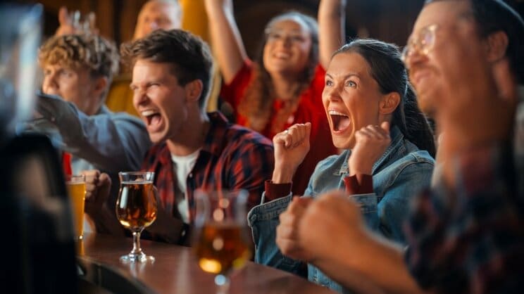 旅ならではの出会いがあることも（写真/Shutterstock）