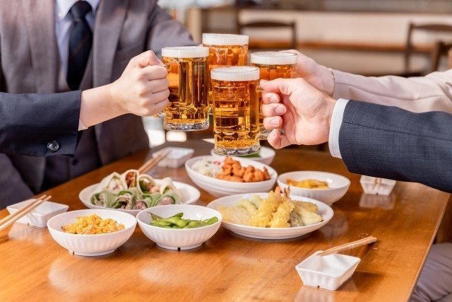 「酒の注文で疲れた」「お酌を求めるなら残業代つけて！」“初めての職場忘年会”若者のホンネ「アルハラに気を遣われて距離が縮まらなかった」「でもキャバクラつれてってくれた」_4