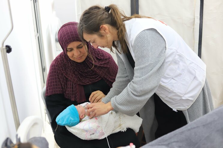 「公衆トイレで出産した女性もいた」ガザ地区南部ラファではイスラエルの地上作戦におびえる避難民であふれている_11