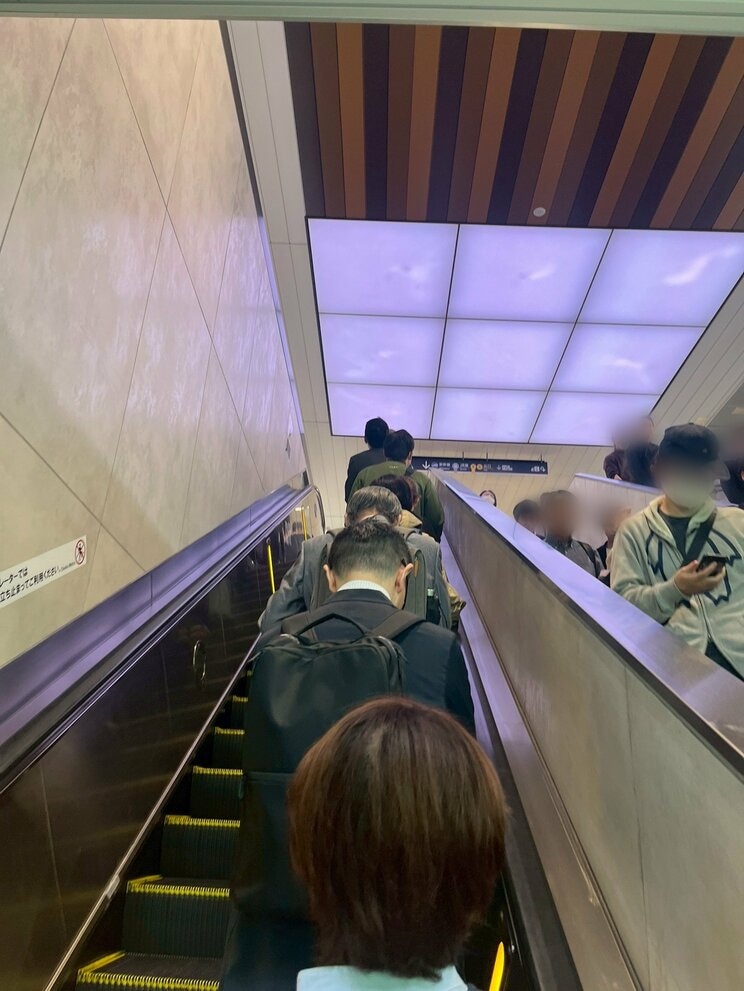 左空け・関西のエスカレーター（撮影/集英社オンライン編集部）