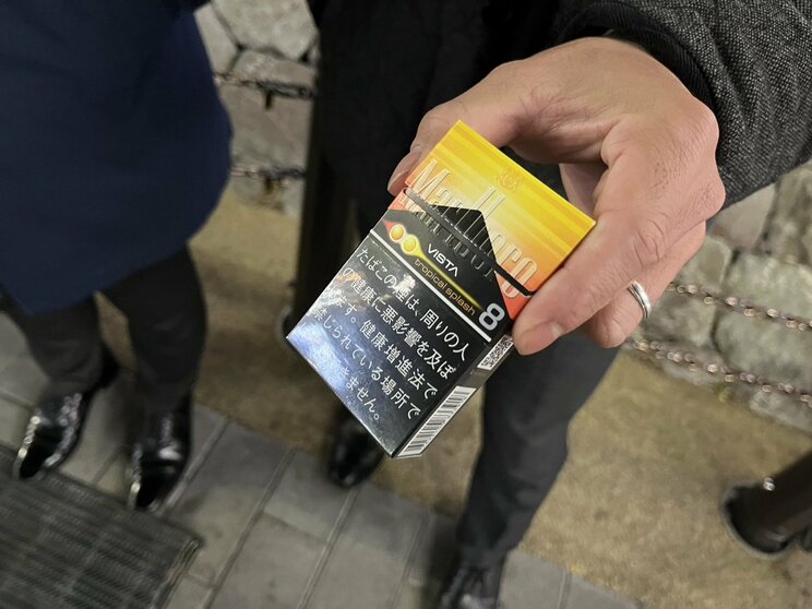 紙タバコ派の男性(撮影/集英社オンライン)
