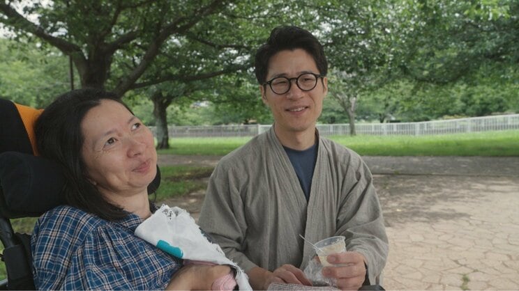 貴弘さんと明里さんは笑顔の日々を送っている（写真提供／一般社団法人ジャパンバリアフリープロジェクト『964万7千分の一』YouTubeチャンネル）