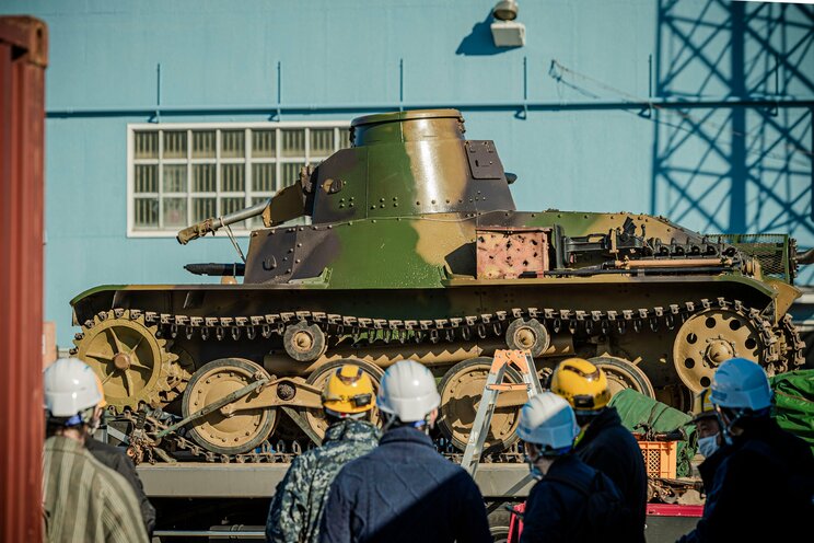 〈写真多数ルポ〉「グウォーオォン、ゴォッ、ゴォッ…」「動いた！」。苦節10年・旧日本軍九五式軽戦車が日本に里帰り。街の自動車工場の“親父”が挑み続けた日本上陸作戦とは_58