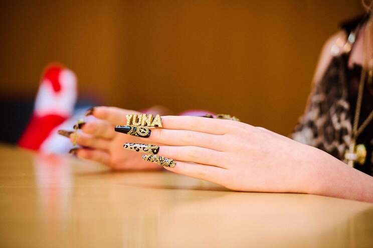 ネイルのこだわりは、自分の名前をデコること。取り外し可能なチップタイプで、小学校に行くときは外している