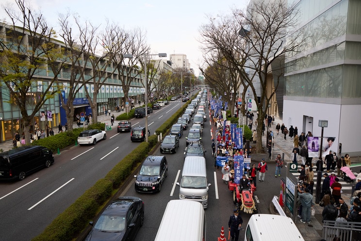 表参道を行進（撮影／村上庄吾）
