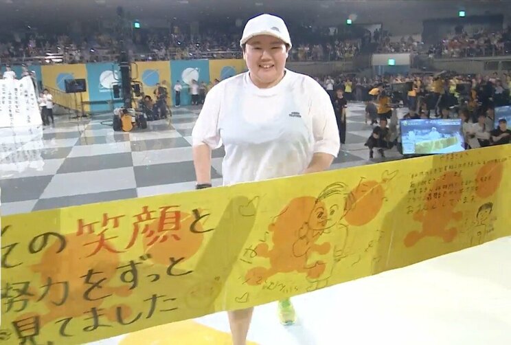 マラソンゴールの瞬間（画像：やす子の公式Xより）