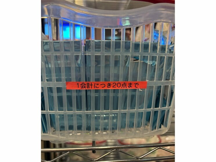 〈ちいかわ争奪戦〉「転売ヤーから買うなんて魂を売るようなもの」映画特典シールに殺到…満席続出の裏側_17