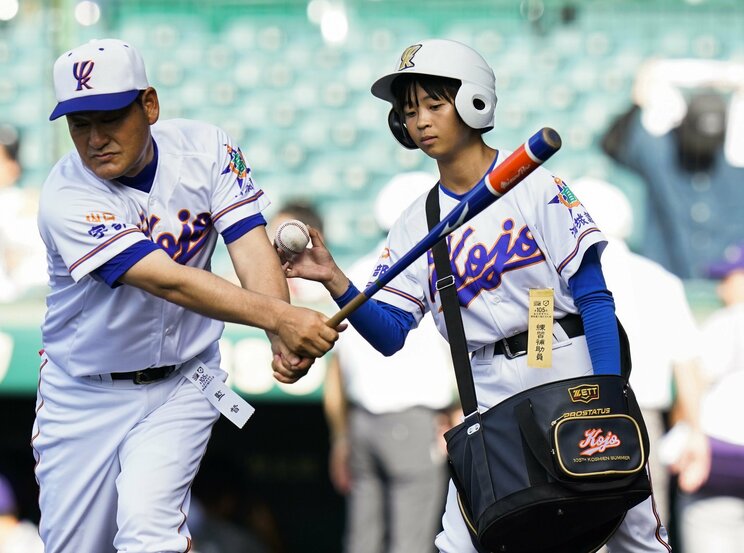 2023年夏の甲子園大会。試合前練習で、ノッカーの尾崎監督にボールを渡す宇部鴻城（山口）の岡野美和さん