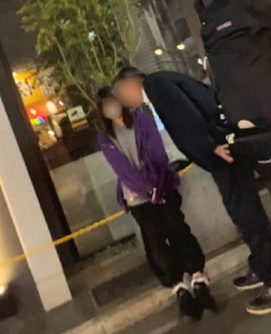 大久保公園で“立ちんぼ”女性に声をかける中年男性（撮影／集英社オンライン）