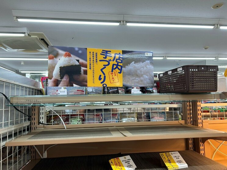 惣菜コーナー　夜21時台でほぼ売り切れ状態だった