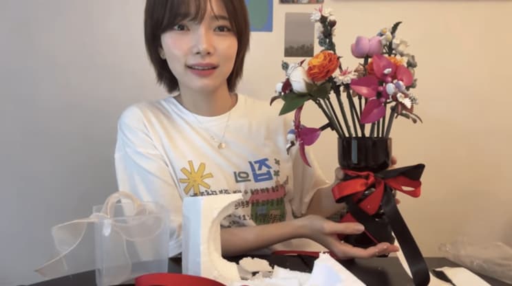 謎の家のTシャツをきてLEGOビルドする様子をYouTube Liveしたジウさん（ハン・ジウさん公式YouTubeより）