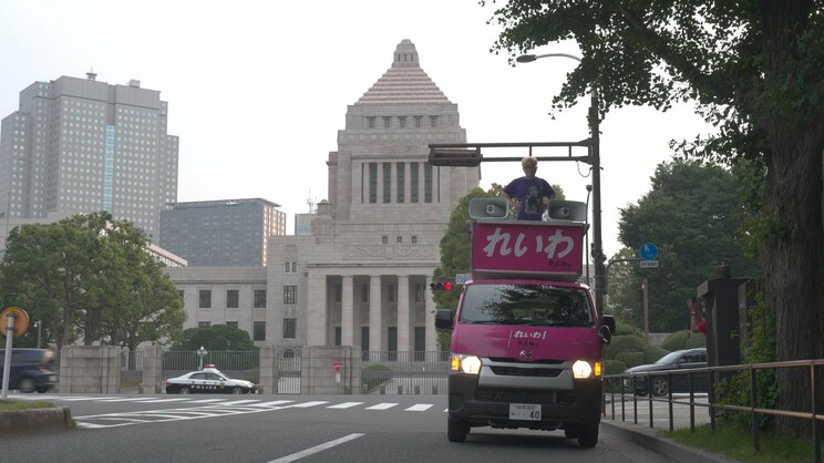 2022年れいわ新撰組から参院選に立候補した水道橋博士(『選挙と鬱』より。©ノンデライコ/水口屋フィルム)