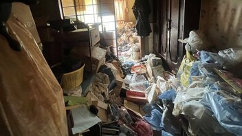 家主が遺体で見つかった築50年のアパート部屋…玄関から入れない、トイレは真っ茶色…“異質な一室”の内状