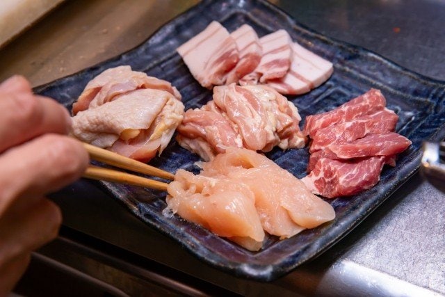 〈10月は食中毒が最多で発生〉　秋の食中毒はなぜ起こる？　危険なおにぎり、バーベキューの肉の菌、きのこの自然毒っていったい？_2