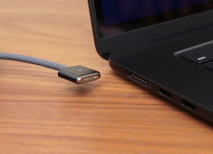M3 MacBook Airでは、マグネットで着脱する安全なMagSafe 3充電ポートを採用している