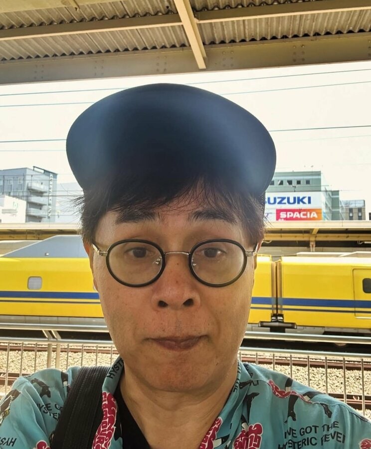 ドクターイエローと自撮りする立川志らく（本人Instagramより）